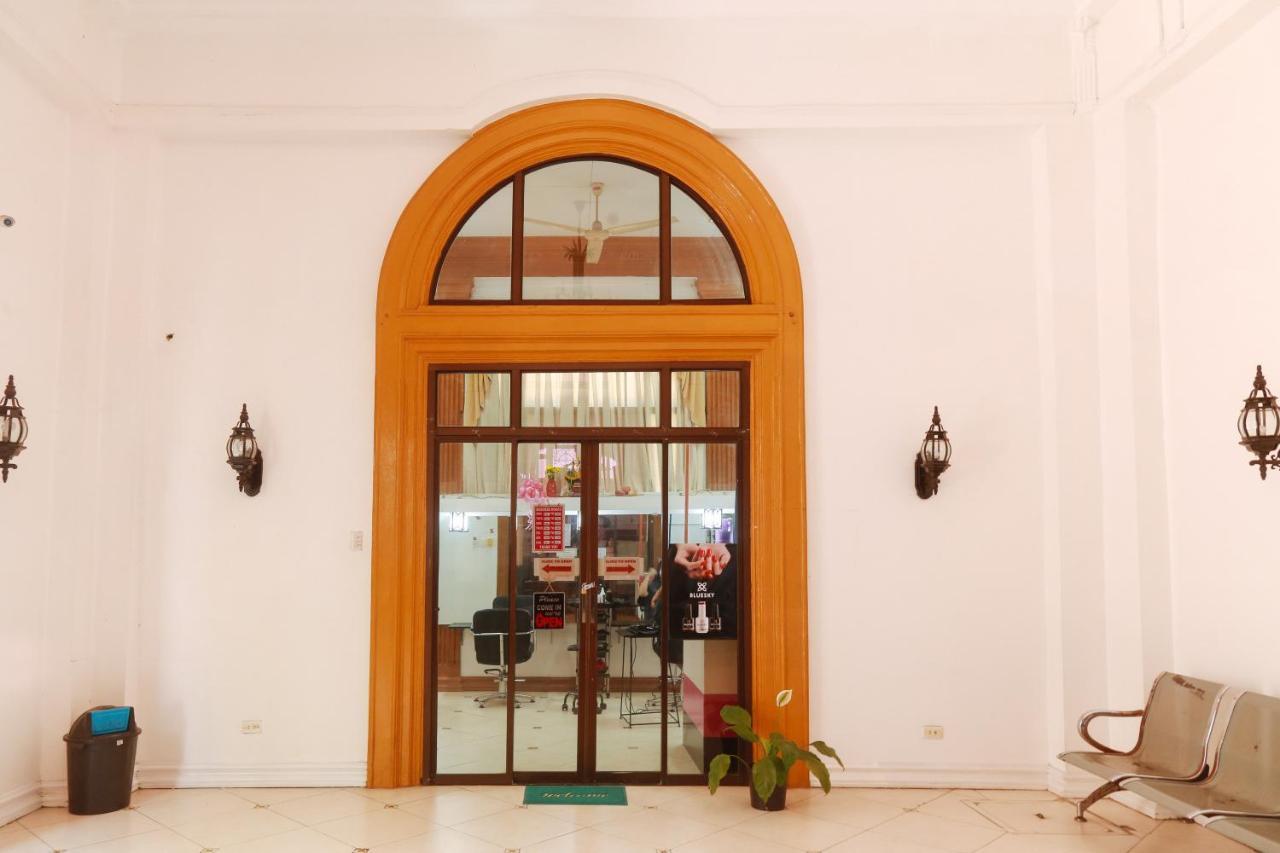 Reddoorz Plus @ Castle Chateau Iloilo Exterior foto