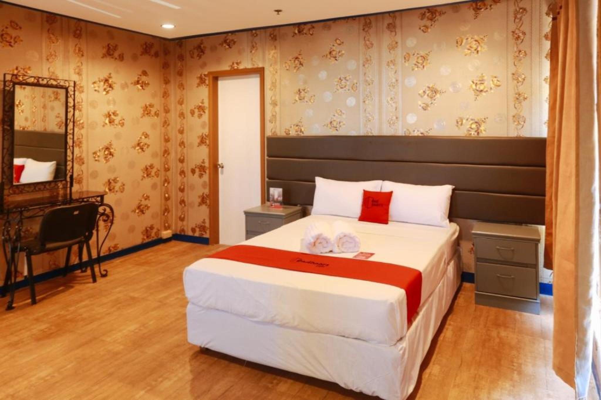 Reddoorz Plus @ Castle Chateau Iloilo Exterior foto