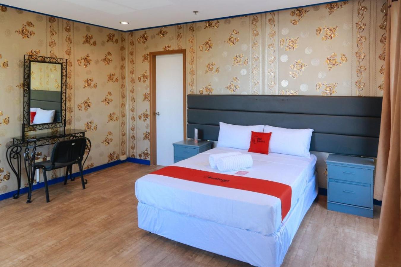 Reddoorz Plus @ Castle Chateau Iloilo Quarto foto