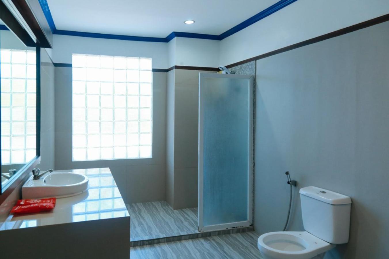 Reddoorz Plus @ Castle Chateau Iloilo Quarto foto
